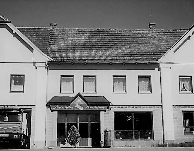 Firmengeschichte von KERN Steinmetzmeister Gebäude